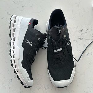 On Running Cloudultra Black and White size 11
